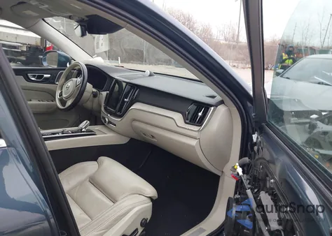 2021 Volvo Xc60 Recharge Plug-In Hybrid T8 Inscription z USA, uszkodzony, nr VIN YV4BR0DL2M1675445